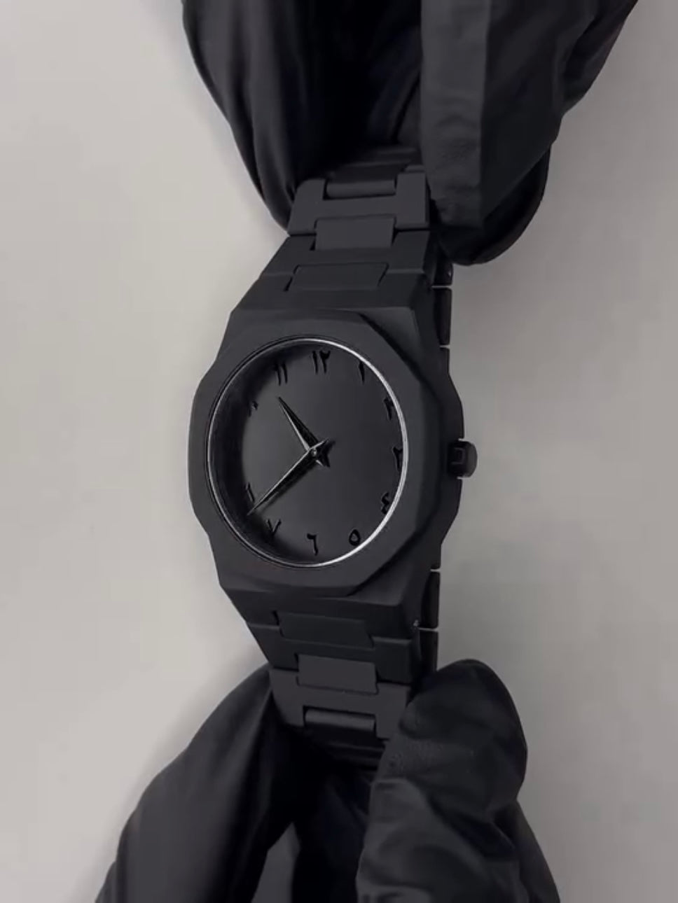 Black Minimalist Analog Watch – Stainless Steel Strap